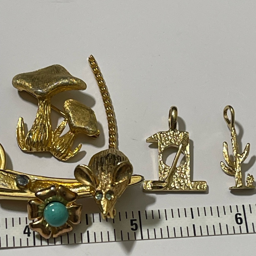 Elegant Vintage Gold Jewelry Women Men’s Brooches, Pendant, Necklace Earrings - Picture 10 of 15